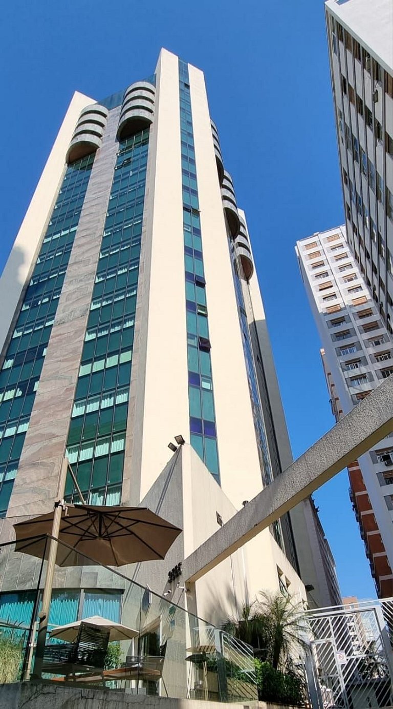 Apto con vistas a los árboles cerca de Oscar Freire